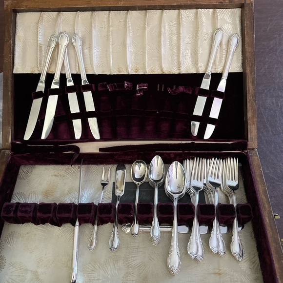 Vintage 1847 Rogers Bros Remembrance Silverplate Flatware Set (37 Pc) - Picture 1 of 9